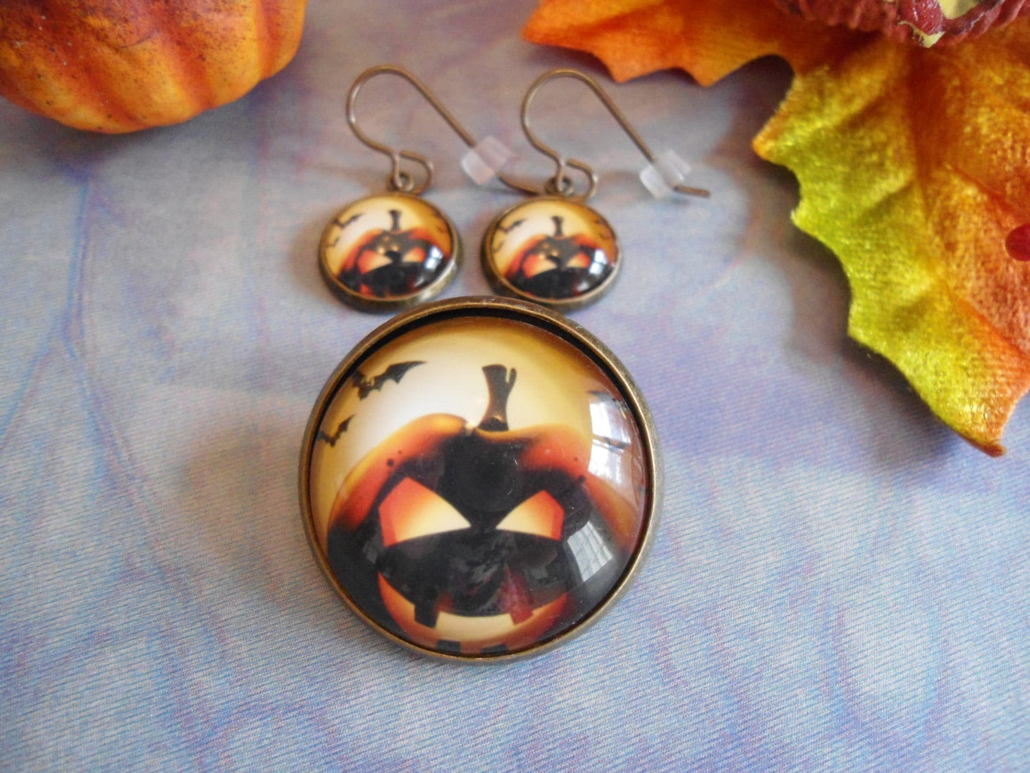Leuchtende Jack O'lantern Brosche Und Vintaj Haken Ohrringe Leuchtende Jack O'lantern Brosche Und Vintaj Haken Ohrringe von GentleHeartJewelry