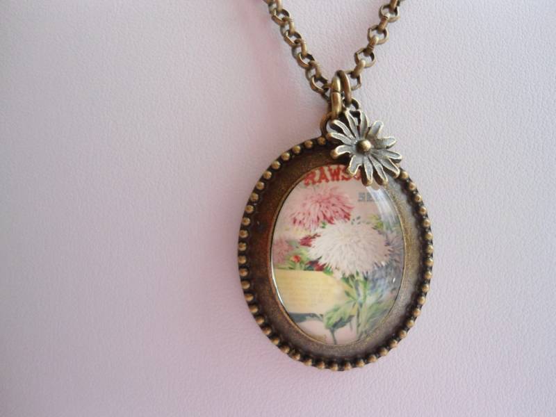 Verkauf 2 Dollar Aus Messing Antik Chrysantheme Glas Kamee Stil Charm Halskette Verkauf 2 Dollar Aus Messing Antik Chrysantheme Glas Kamee Stil Charm Halskette von GentleHeartJewelry
