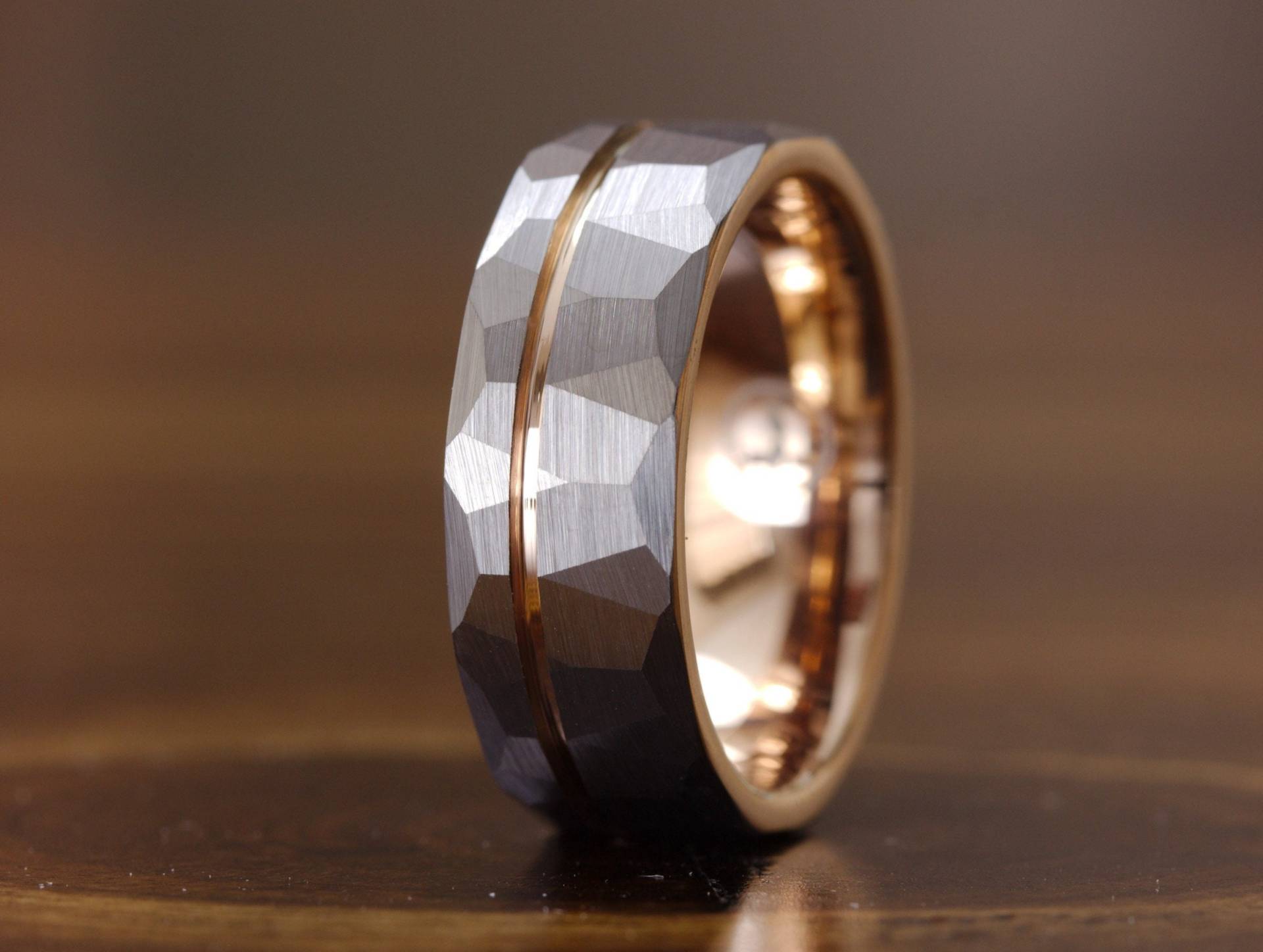 Gehämmerter Ehering, Gehämmerter Herrenring Aus Gebürstetem Hartmetall, Roségoldstreifen Gehämmert, Männerring, 8mm Ring, Gebürsteter Ring von GentlemensBands