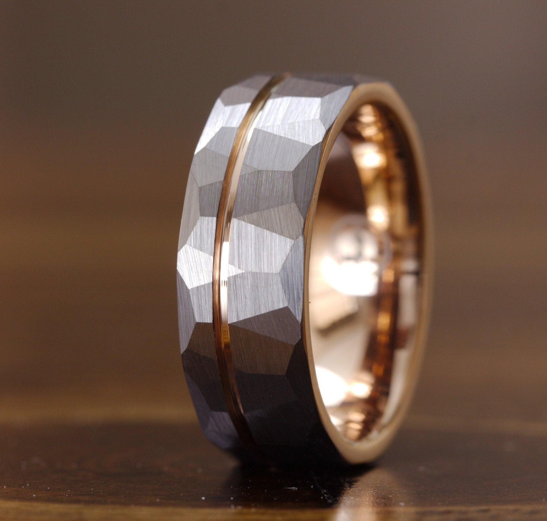 Gehämmerter Ring, Rosegold Herrenring, Silber Ehering, Ehemann Jahrestagsgeschenk, Wolframring, Verlobungsring von GentlemensBands