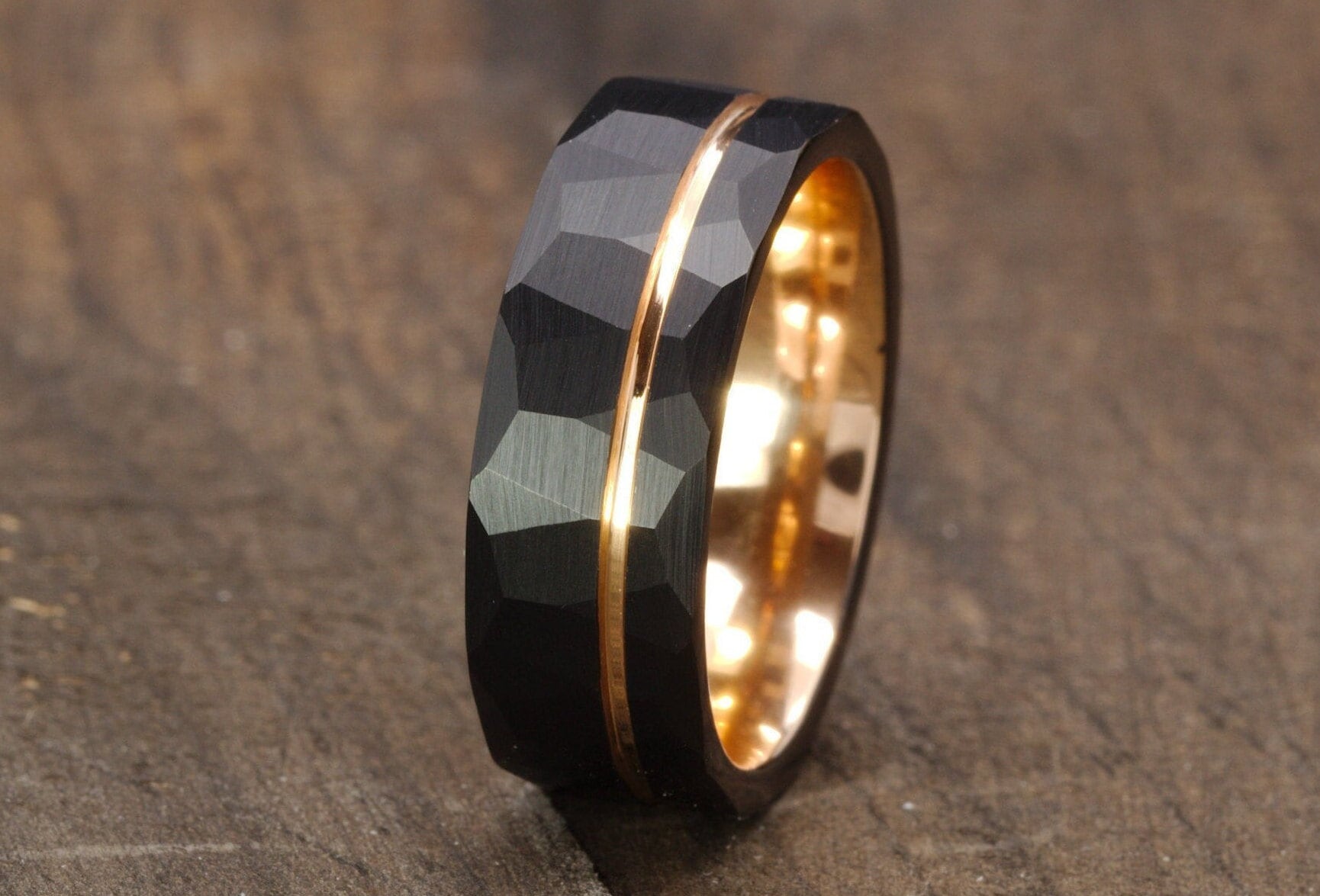 Gehämmerter Schwarzer Ehering, Gehämmertes Gebürstetes Wolframkarbidband, Roségoldstreifen, Herrenring, Hochzeitstag Des 10 von GentlemensBands