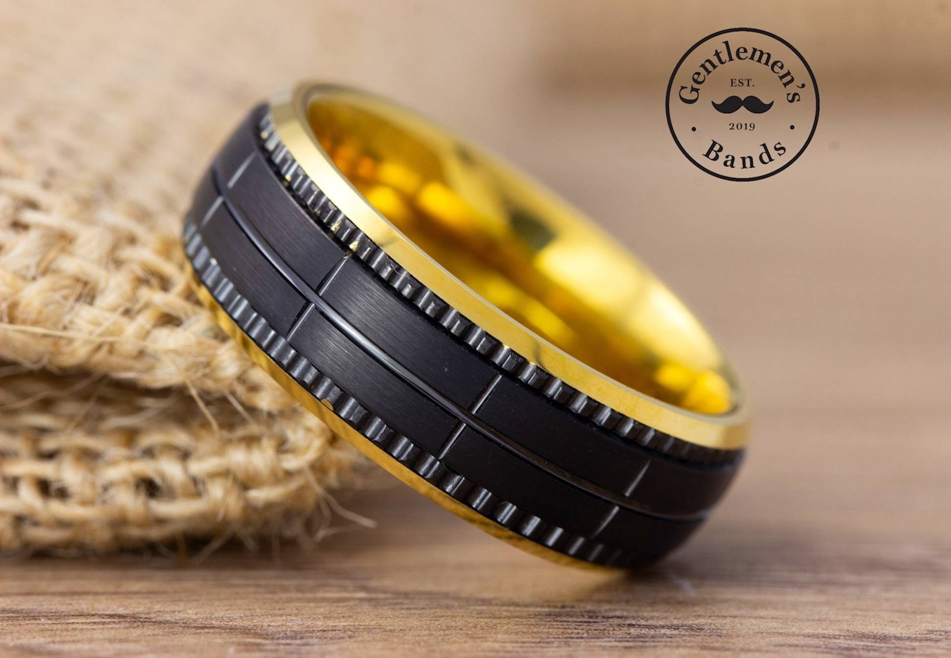 Gold Ehering Mit Schwarzem Design, Herren Ehering, Unikat Herrenring, Verlobungsband, Mann Versprechen Ring, Jahrestag Geschenk von GentlemensBands