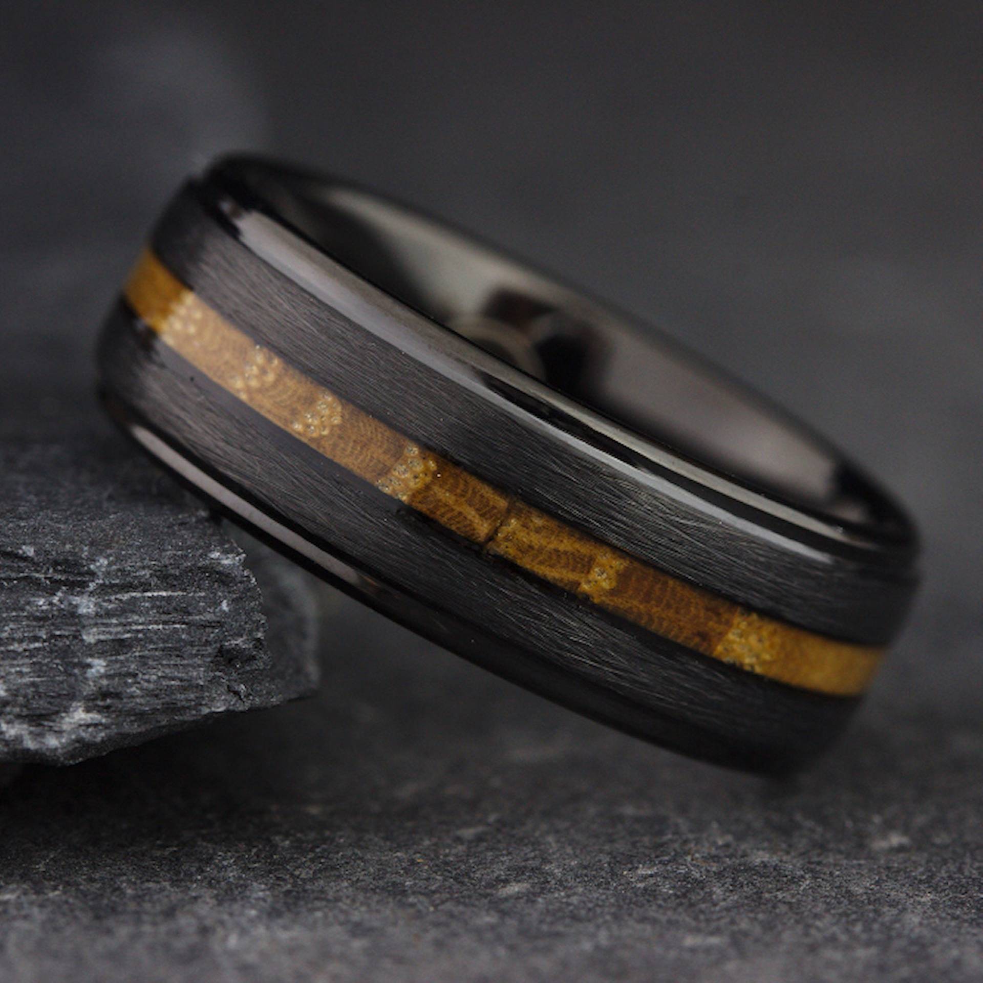 Herren Ehering Schwarz Mit Whisky Fass Holz, Ring, Ehering, Holz Schwarzer Ring von GentlemensBands