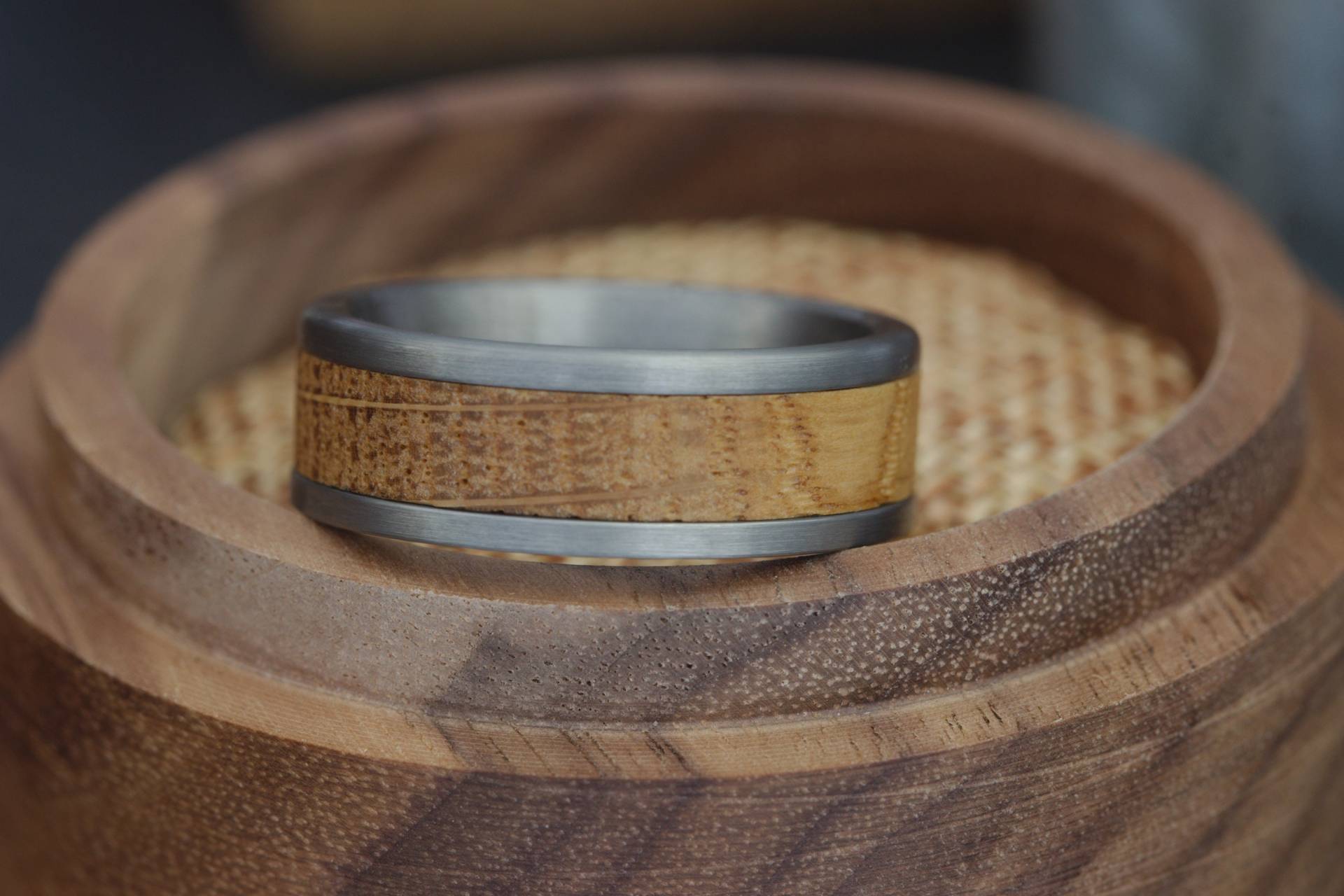 Whisky Fass Ring, Ehering Grau, Herrenring Gebürstet, Bourbon Geschenke, Holz Ehering, Holzring, 10-Jähriges Jubiläum, Verlobung von GentlemensBands