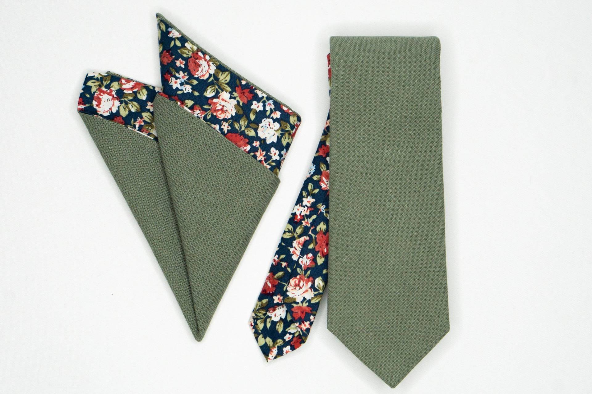 Olivgrüne Krawatte Massiv Salbei Floral Taschenquadrat Militärgrün Und Bündel Dunkelalgengrün Set Olivgrüne Krawatte Massiv Salbei Floral Taschenquadrat Militärgrün Und Bündel Dunkelalgengrün Set von GentlemensEra