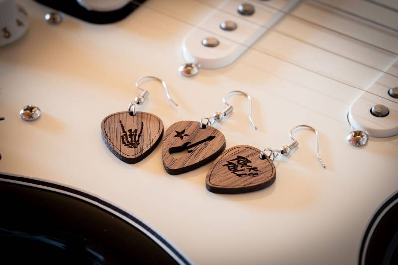 Ohrringe Plektrum, Holzohrringe, Holz, Ohrstecker Gitarre, Rock, Musiker von GentlewoodDesigns