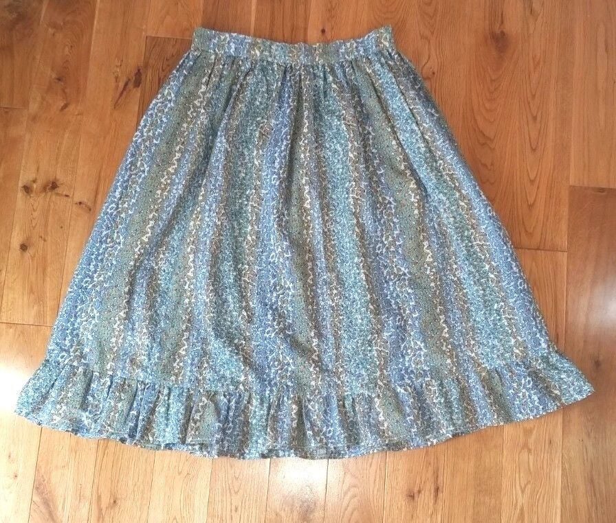 Vtg Bauernrock Größe Small - Handgemachte Blaue Blumen, Voller Rüschen Saum, Unter Dem Knie Bescheidene Länge, 1980Er Jahre Mode, Boho-stil von GenuineSoulVintage