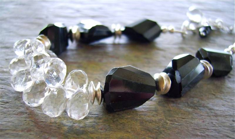 Edelstein Briolette Und Nugget Armband - Klare Quarz Briolettes Schwarzer Facettierter Spinell Sterling Silber Glitzernde Schwarz & Weiß von GeoAccents