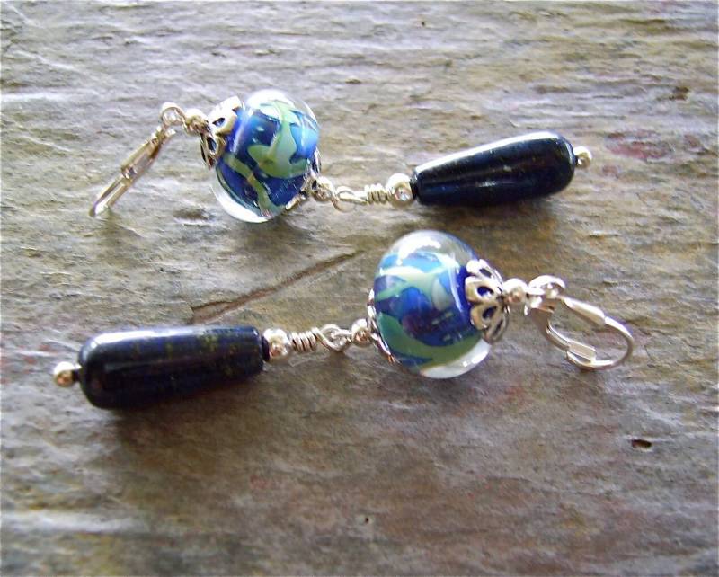 Handgefertigte Glasperlen-Ohrringe - Blaue Und Grüne Wirbel Mit Sterling Silber & Glatten Lapislazuli-Tropfen Kühler Sommer von GeoAccents