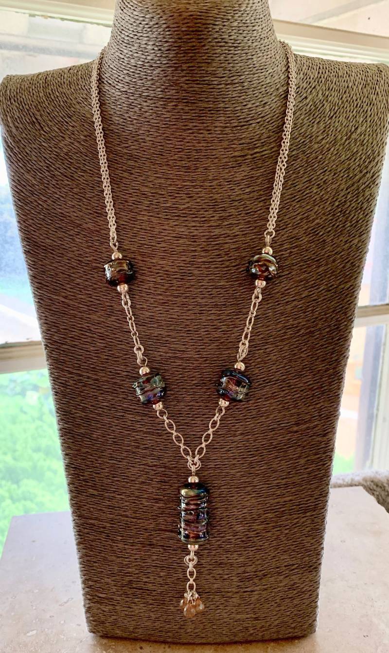 Schöne Glasperlen-Halskette Mit Sterling Silber Und Fünf Handgedrehten Glasperlen in Honig-Blau von GeoAccents