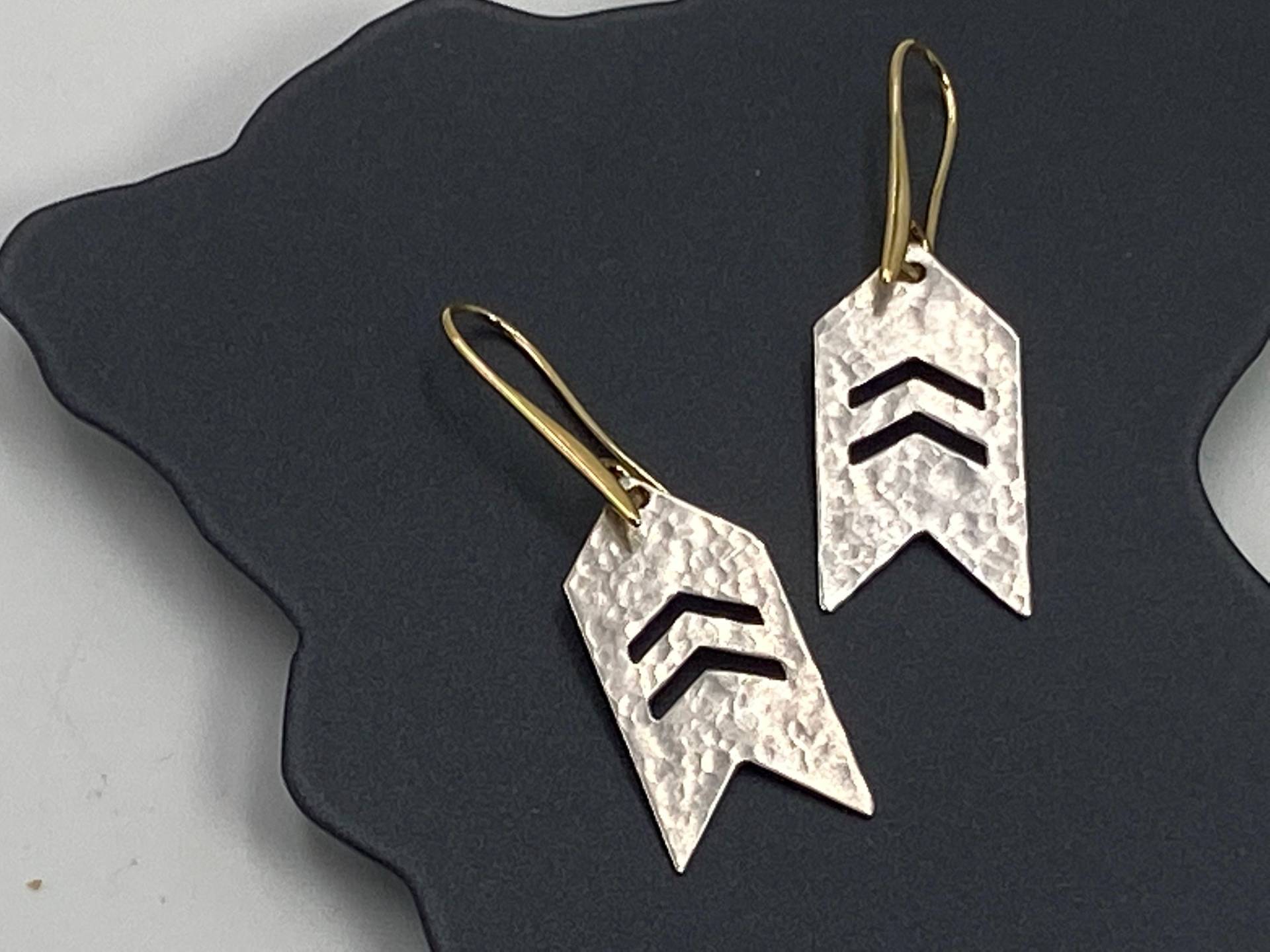 Gehämmerte Silber Chevron Ohrringe Mit Silber, Gold Oder Schwarzen Ohrhaken Gehämmerte Silber Chevron Ohrringe Mit Silber, Gold Oder Schwarzen Ohrhaken von GeoAndArc