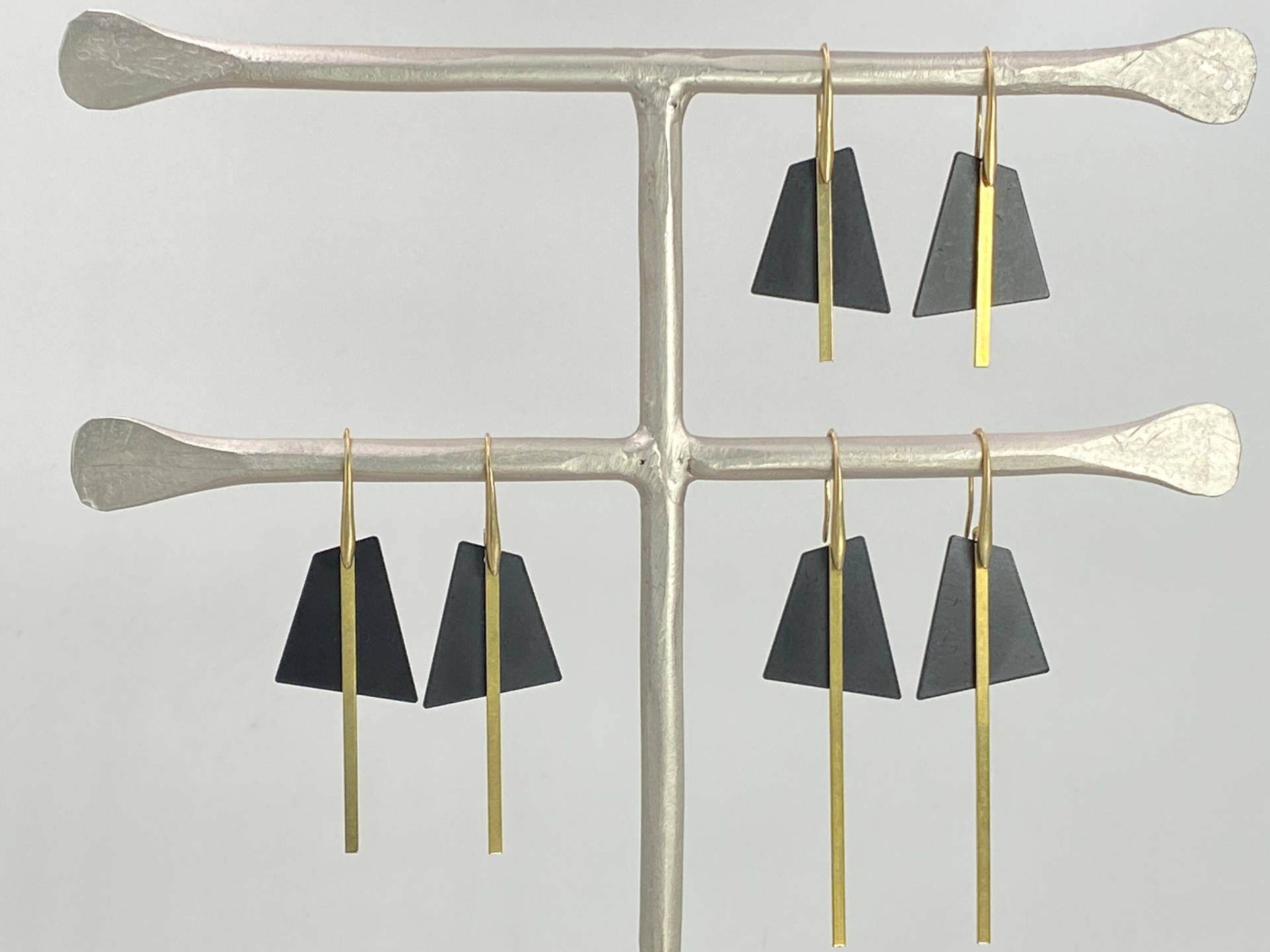 Schicke Schwarze Trapez-Ohrringe Mit Goldstäben Einem Bonus-Ohrsteckerpaar Schicke Schwarze Trapez-Ohrringe Mit Goldstäben Einem Bonus-Ohrsteckerpaar von GeoAndArc