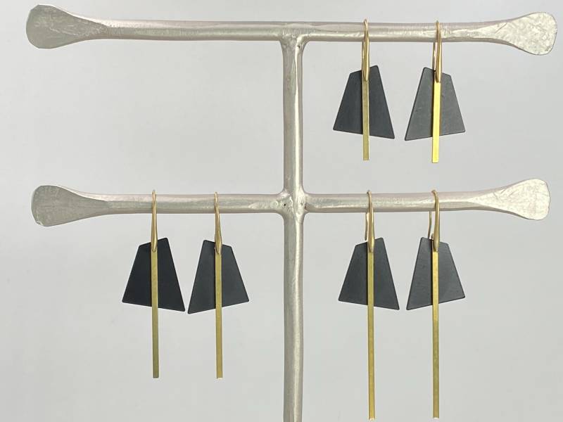 Schicke Schwarze Trapez-Ohrringe Mit Goldstäben Einem Bonus-Ohrsteckerpaar von GeoAndArc