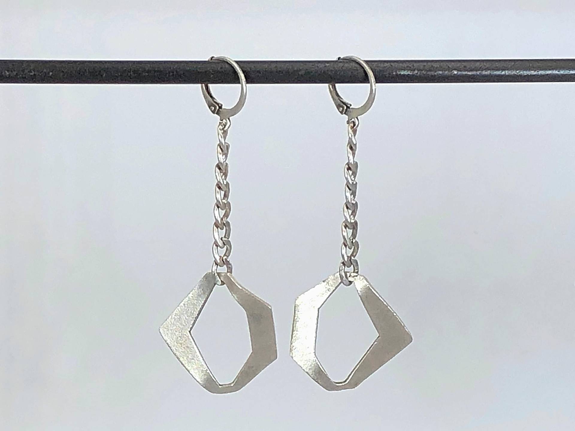 Verdrehte Pentagon Ohrringe Verdrehte Pentagon Ohrringe von GeoAndArc
