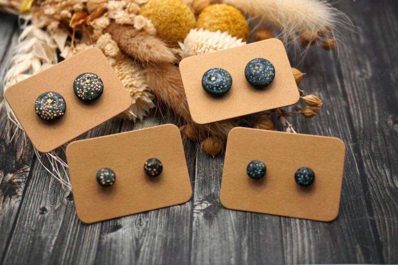 1x Paar Edelstahlohrstecker Unikate Aus Schwarzblauem Polymerton/-Clay Und Braunen Oder Blauen Flitter - Diy Resinart von GeoJewelryBySilvi