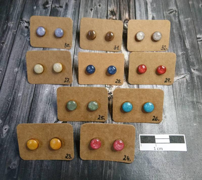 1x Paar Hypoallergene Holzohrstecker in 6Mm, 8 Mm Oder 10 | Mit Einem Kunststoff-Oder Edelstahlstecker, Handbemalt - Resin/Kunstharz von GeoJewelryBySilvi
