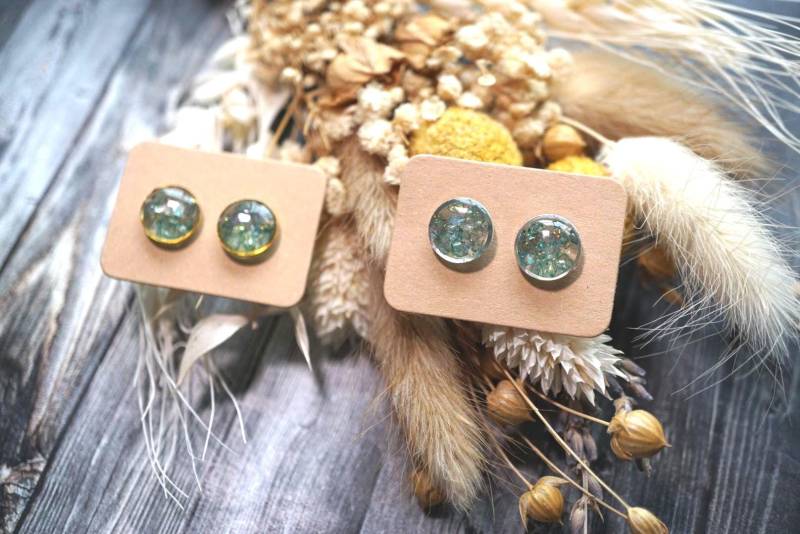 1x Paar Hypoallergene Ohrstecker - Kunstharz Mit Dunkelgrünen Glasfragmente Und Einem Silbernen Oder Goldenen Edelstahlrahmen, Diy, Resin von GeoJewelryBySilvi