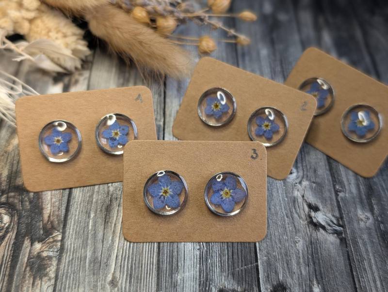 1x Paar Ohrstecker Aus Kunstharz Mit Edelstahl, Blattmetall, Echten Vergissmeinnicht Und Kunststoffstecker, Handmade & Diy von GeoJewelryBySilvi