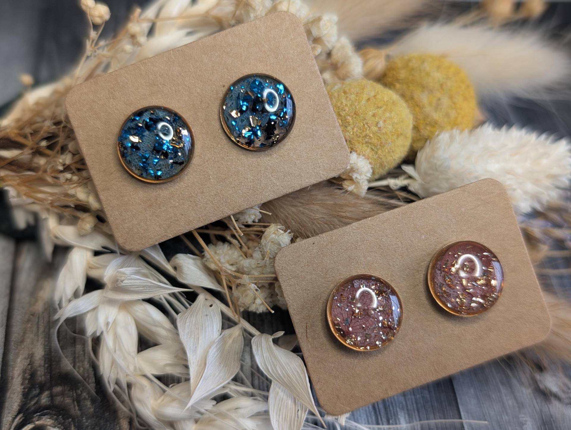 1x Paar Ohrstecker Aus Kunstharz Mit Edelstahl, Blattmetall Und Echten Kleinen Blütenblätter, Handmade & Diy von GeoJewelryBySilvi