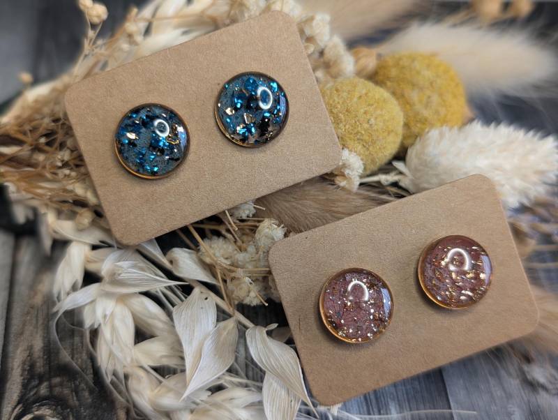 1x Paar Ohrstecker Aus Kunstharz Mit Edelstahl, Blattmetall Und Echten Kleinen Blütenblätter, Handmade & Diy von GeoJewelryBySilvi