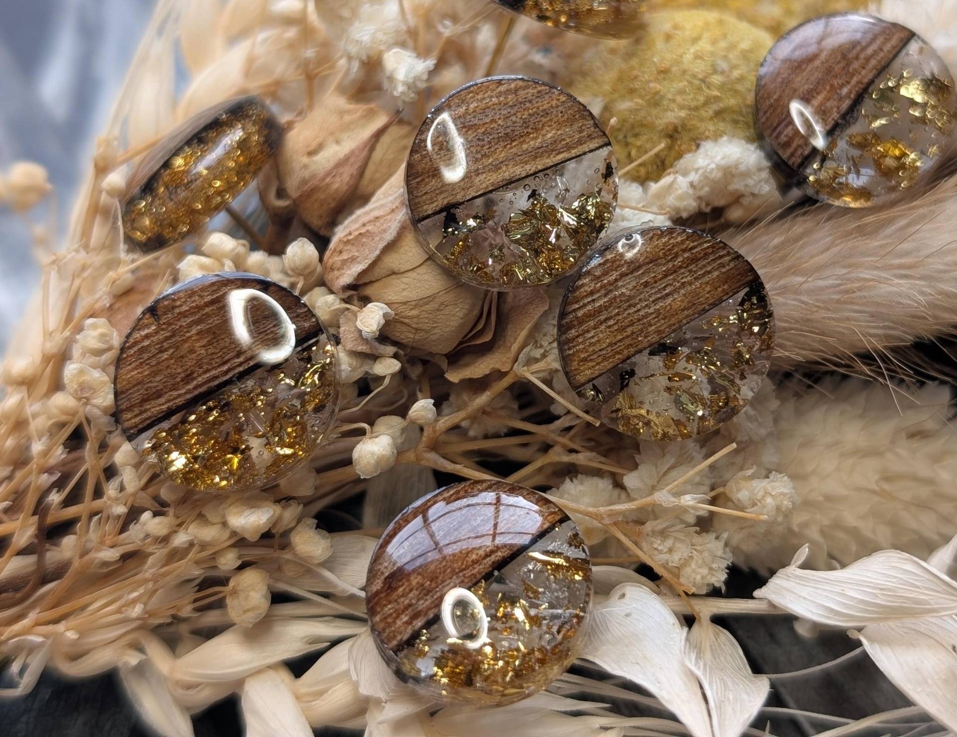 1x Paar Ohrstecker Aus Walnussholz, Kunstharz, Blattmetall Mit Einem Goldenen Edelstahlstecker - Wooden Stud Earrings, Diy Resin/Kunstharz von GeoJewelryBySilvi