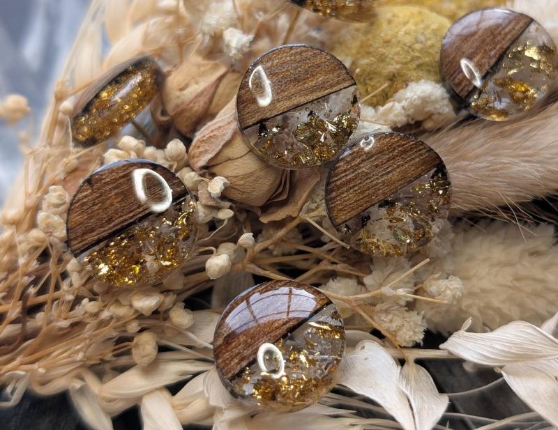 1x Paar Ohrstecker Aus Walnussholz, Kunstharz, Blattmetall Mit Einem Goldenen Edelstahlstecker - Wooden Stud Earrings, Diy Resin/Kunstharz von GeoJewelryBySilvi