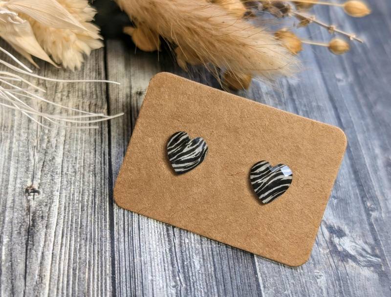 1x Paar Ohrstecker "Kleines Zebra-Herz" - Hypoallergen Ohne Metalle Gefertigt , Diy Resinart von GeoJewelryBySilvi