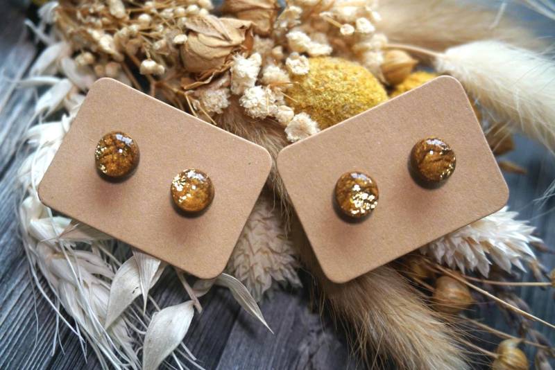 1x Paar Ohrstecker Unikate Aus Braunem Polymerton/-Clay Und Goldenen Metallflocken- | Hypoallergen Ohne Metalle, Diy - Resinart von GeoJewelryBySilvi