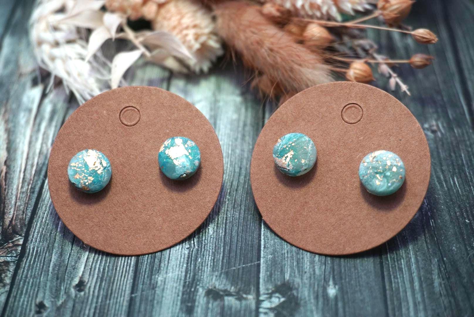 1x Paar Ohrstecker Unikate Aus Grünem Polymerton/-Clay Mit Goldenen Metallflocken | Hypoallergen Ohne Metalle, Diy Resinart von GeoJewelryBySilvi