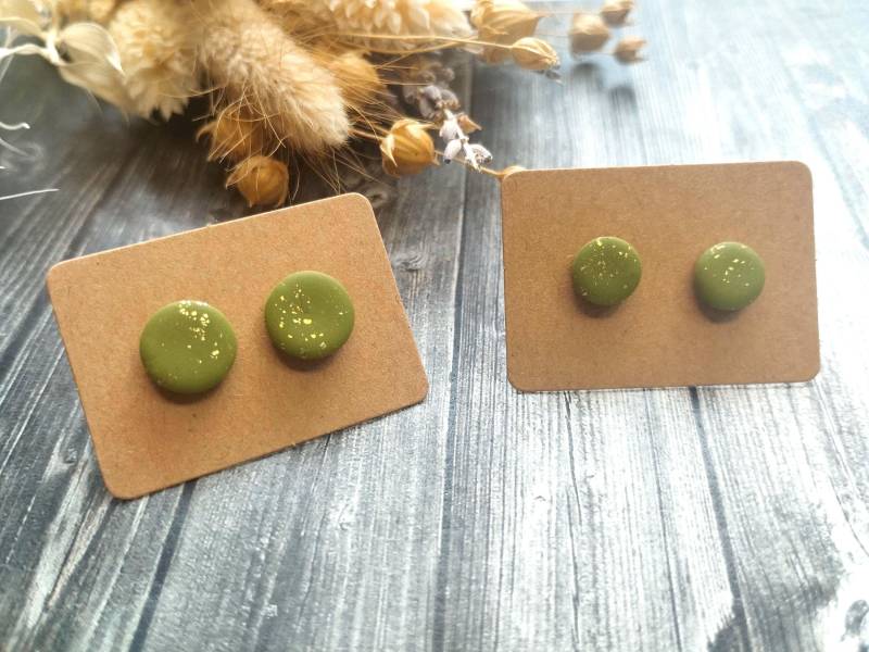 1x Paar Ohrstecker Unikate Aus Grünem Polymerton/-Clay Mit Goldenen Metallflocken | Hypoallergen Ohne Metalle, Diy Resinart von GeoJewelryBySilvi