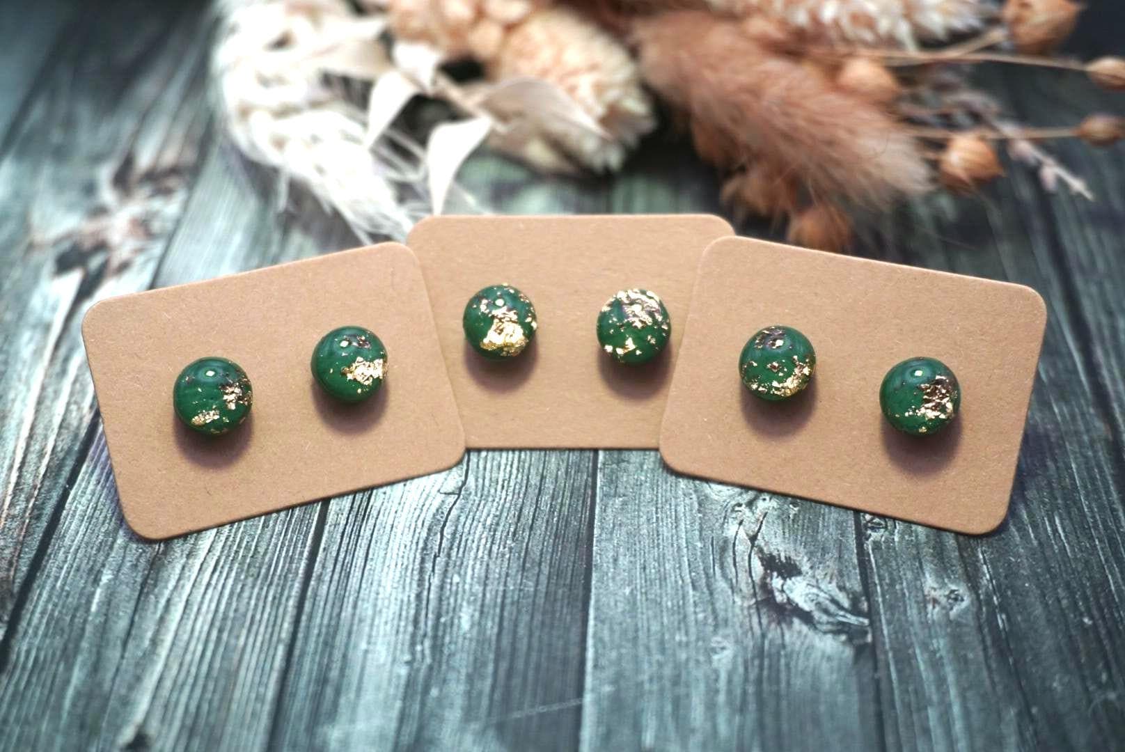 1x Paar Ohrstecker Unikate Aus Grünem Polymerton/-Clay Und Goldenen Metallflocken- | Hypoallergen Ohne Metalle, Diy - Resinart von GeoJewelryBySilvi