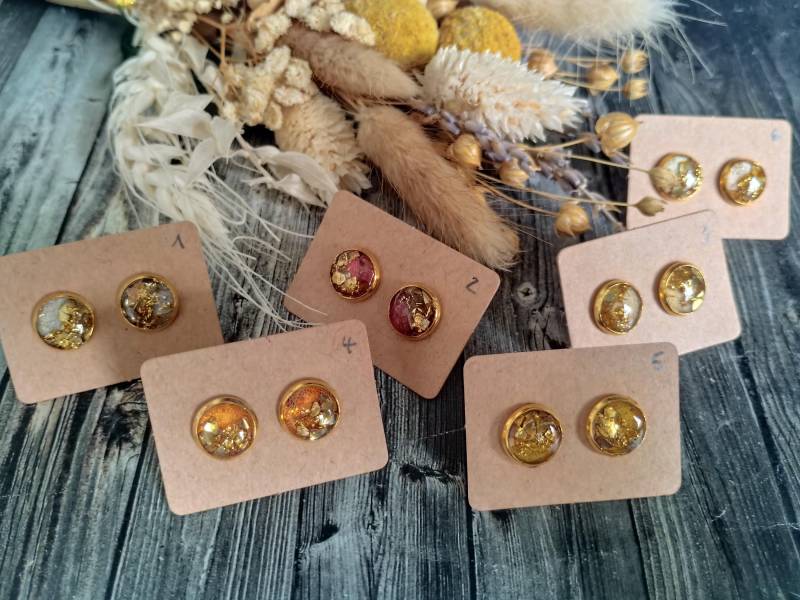 1x Paar Tolle Ohrstecker | Farbe Gold Mit Blütenblätter Und Metallflocken, Diy - Resinart von GeoJewelryBySilvi