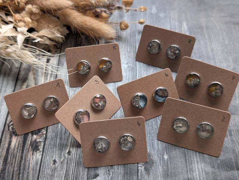 1x Paar Tolle Ohrstecker | Farbe Silber Mit Blütenblätter Und Metallflocken, Diy - Resinart von GeoJewelryBySilvi