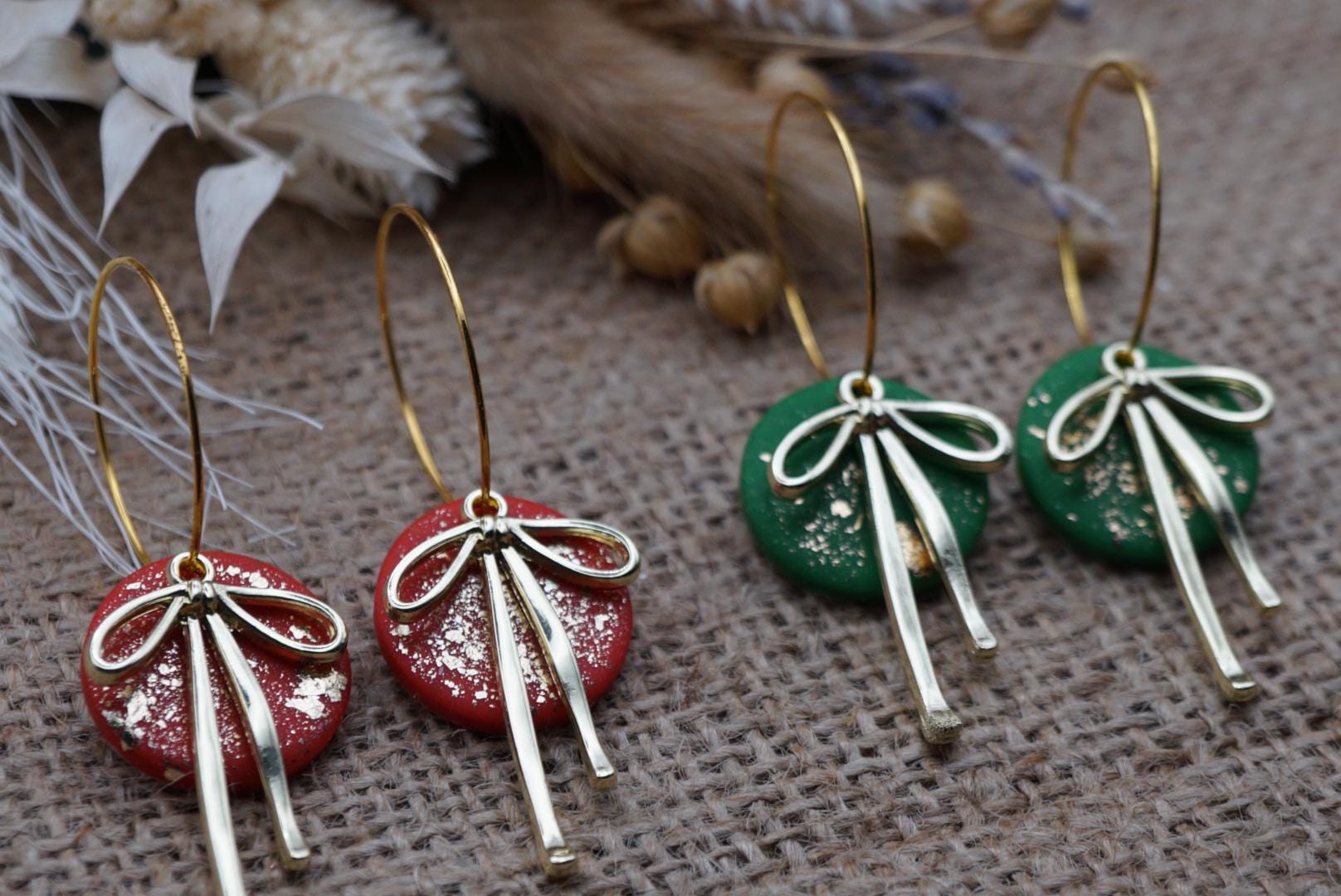 1x Paar Weihnachtliche Ohrhänger/Creolen Mit Einem Anhänger Aus Polymerton Goldenen Schimmer Und Einer Süßen Schleife, Diy 1x Paar Weihnachtliche Ohrhänger/Creolen Mit Einem Anhänger Aus Polymerton Goldenen Schimmer Und Einer Süßen Schleife, Diy von GeoJewelryBySilvi