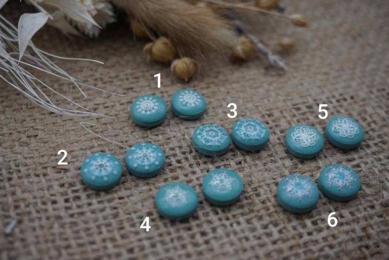 1x Paar Weihnachtliche Ohrstecker Unikate Aus Hellblauem Polymerton | Hypoallergen Ohne Metalle Oder Mit Edelstahlstecker, Diy von GeoJewelryBySilvi