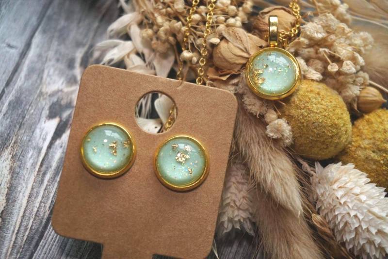 Handgemachtes Schmuckset "Mint" - Anhänger, Kette Und Ohrstecker Aus Kunstharz Handgemachtes Schmuckset "Mint" - Anhänger, Kette Und Ohrstecker Aus Kunstharz von GeoJewelryBySilvi