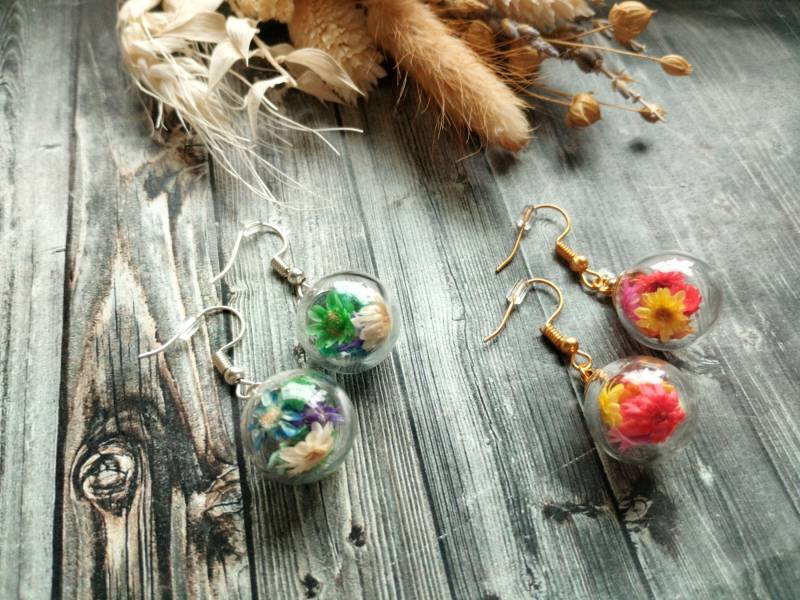 Unikate - 1x Paar Ohrhänger Aus Glas Mit Echten Konservierten Blüten Handmade von GeoJewelryBySilvi