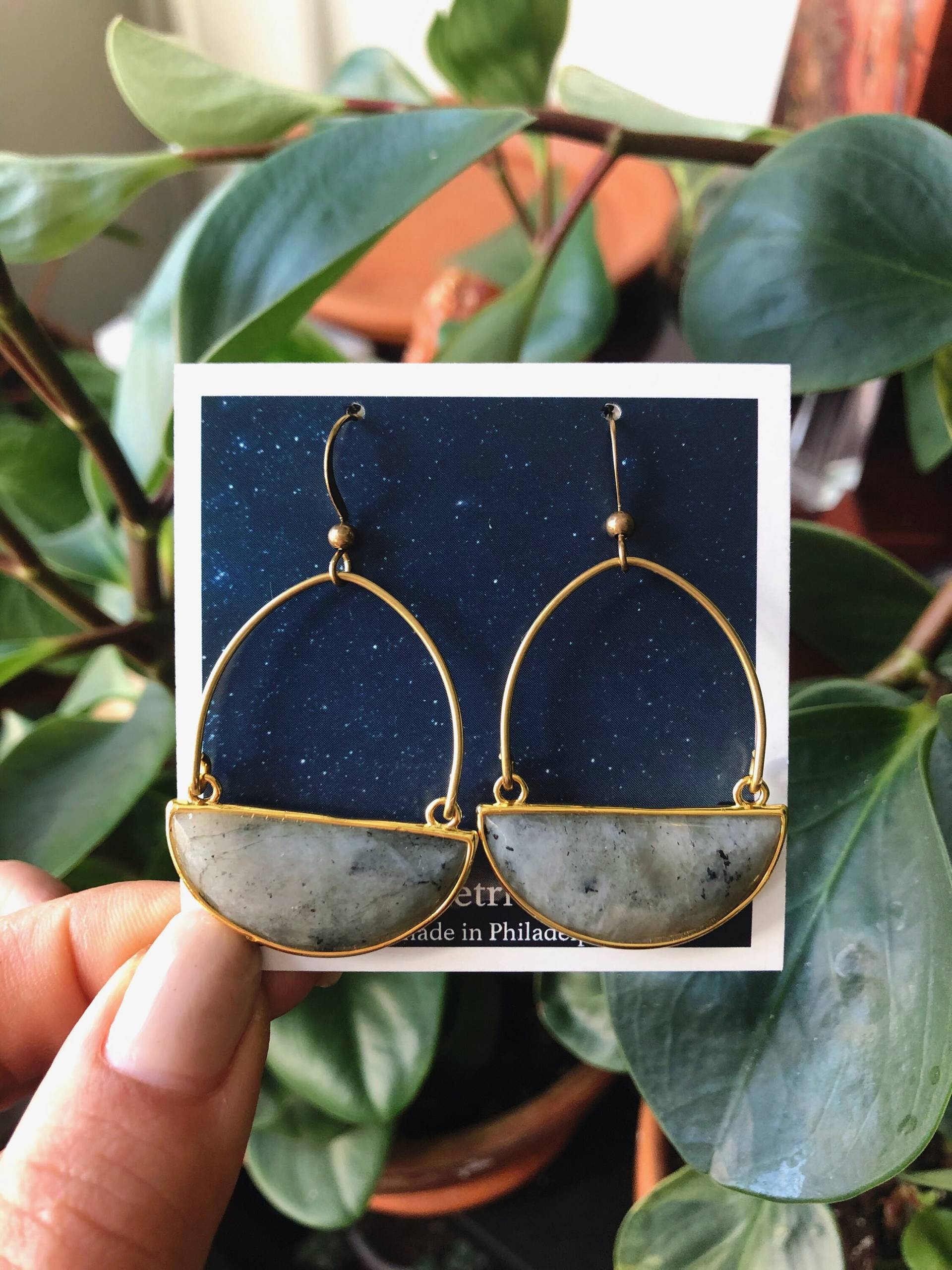 Clarion Ohrringe ~ Labradorit Halbmond Graue Und Schwarze Edelsteine in Vergoldeten Fassung Handmade Philadelphia Minimal Clarion Ohrringe ~ Labradorit Halbmond Graue Und Schwarze Edelsteine in Vergoldeten Fassung Handmade Philadelphia Minimal von GeoMetricGem