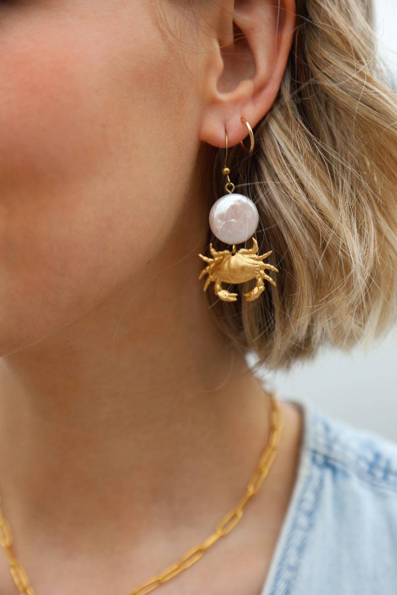 Crab & Pearl Ohrringe Cremige Weiße Naturperlen Messing Ocean Beach Vibes Geschenk Braut Abschlussball Hochzeit von GeoMetricGem