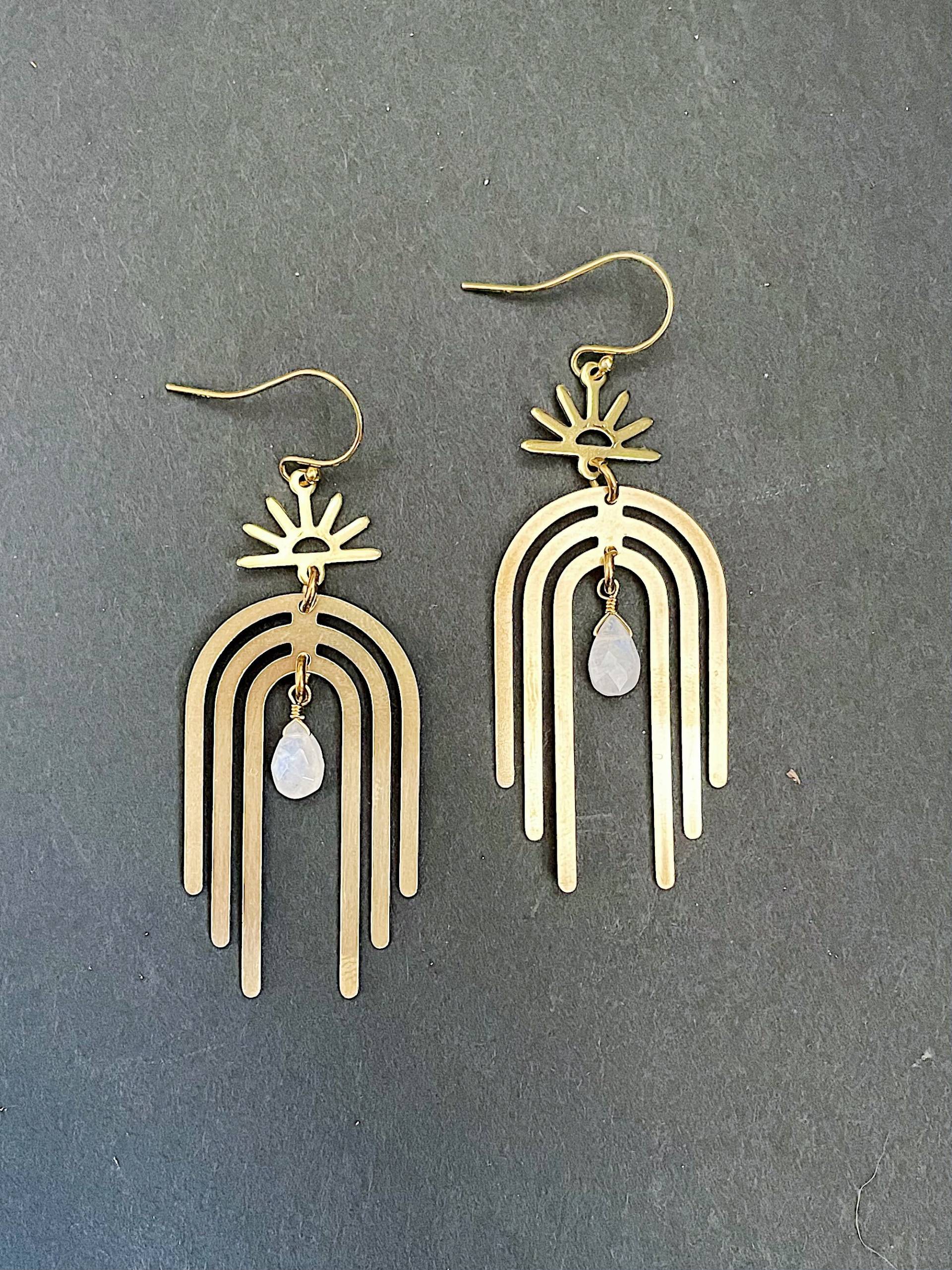 Emilia Ohrringe ~ Messing & Mondstein Statement Gold Regenbogen Bogen Sonne Handgemachter Schmuck Emilia Ohrringe ~ Messing & Mondstein Statement Gold Regenbogen Bogen Sonne Handgemachter Schmuck von GeoMetricGem