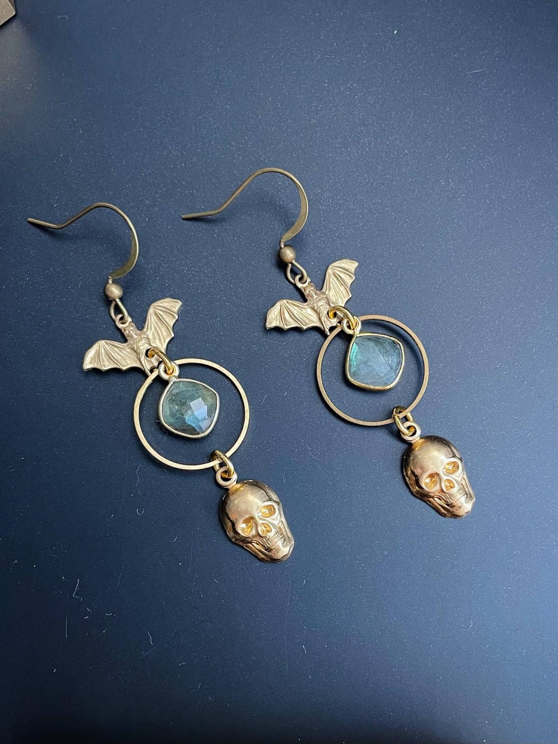 Fledermaus Schädel Ohrringe ~ Labradorit Statement Halloween Themen Gruselige Fledermäuse Goldmessing Spaß Schmuck von GeoMetricGem