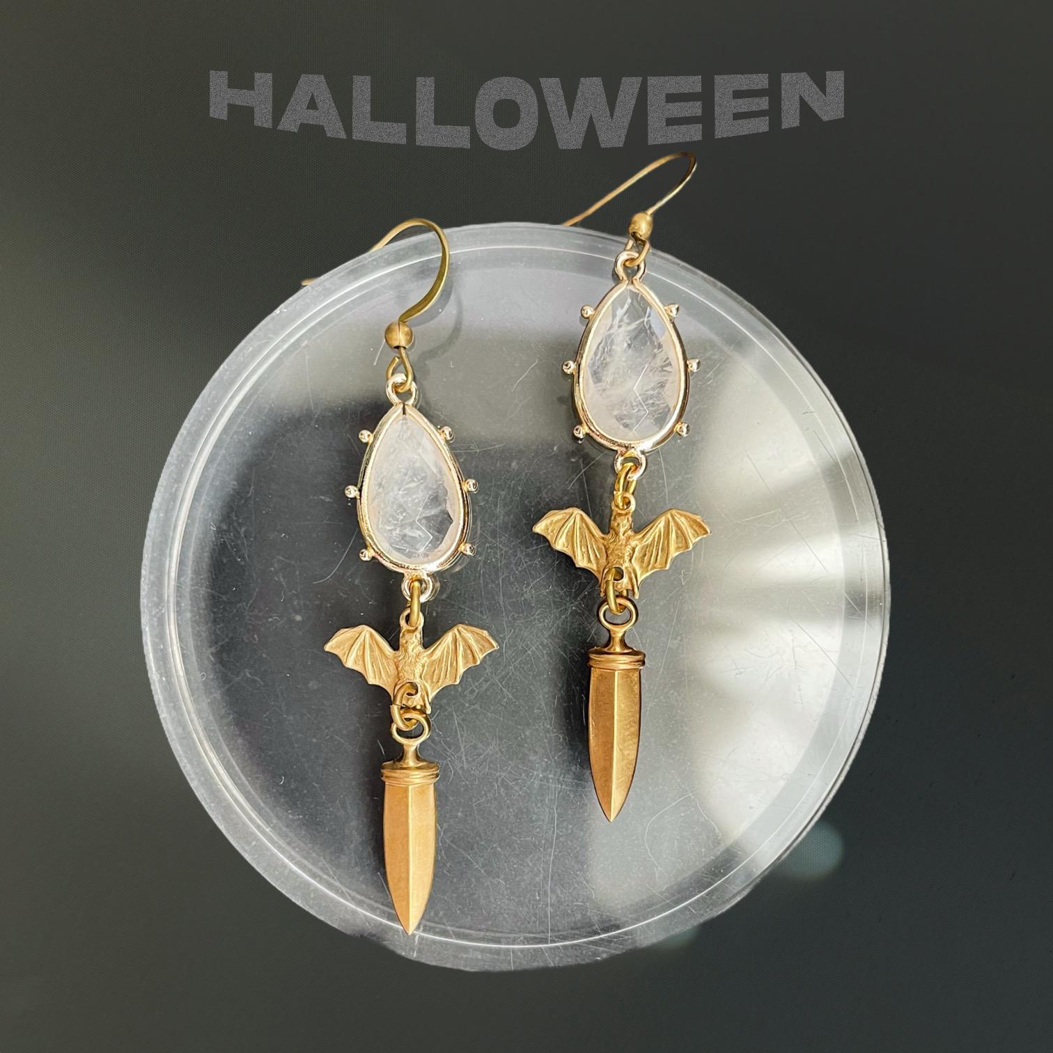Fledermaus Und Dolch Ohrringe ~ Klarer Quarz Statement Halloween Themen Gruselige Goldmessing Mit Kristallen Fun Schmuck Fledermaus Und Dolch Ohrringe ~ Klarer Quarz Statement Halloween Themen Gruselige Goldmessing Mit Kristallen Fun Schmuck von GeoMetricGem