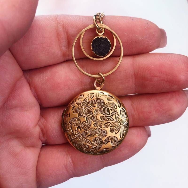 Floral Medaillon Halskette ~ Vintage Strukturierte Geätzte Blume Anhänger Schwarz Druzy Lange Vergoldete Kette Handgemacht in Philadelphia von GeoMetricGem