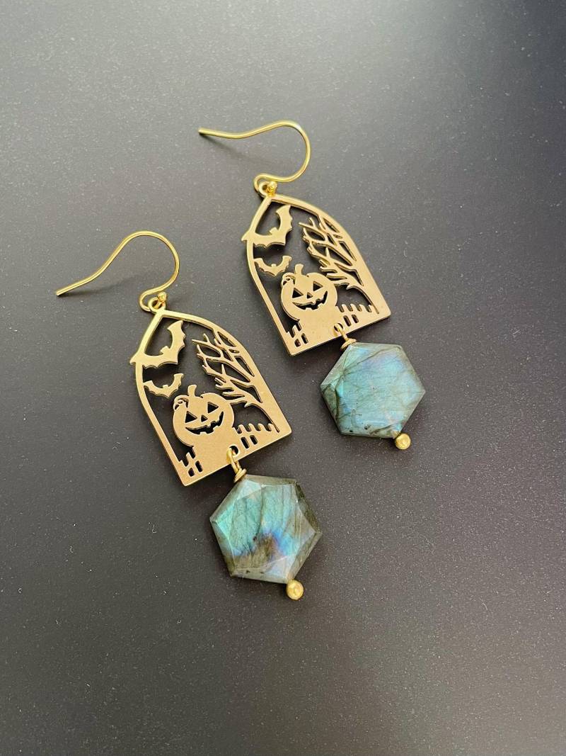 Fröhliche Halloween Ohrringe ~ Labradorit Statement Themed Kürbis Fledermäuse Goldmessing Baumelt Lustiger Schmuck von GeoMetricGem