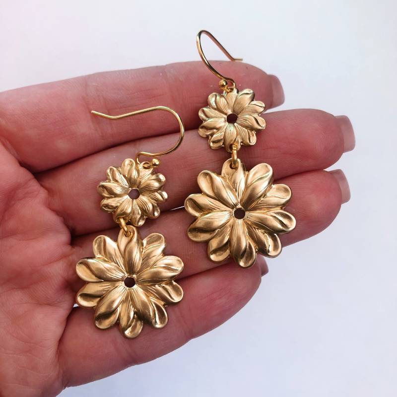 Gänseblümchen Ohrringe ~ Statement Doppel Daisy Flower Messing Sommer Ohrhänger Handgemacht in Philadelphia Vintage Inspirierter Schmuck von GeoMetricGem