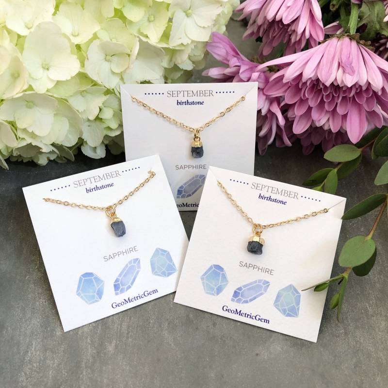 Geburtsstein Halskette ~ September Saphir Kristall Gold Galvanisierter Roher Blauer Edelstein & Vergoldete Kette Anhänger Geburtstagsgeschenk von GeoMetricGem