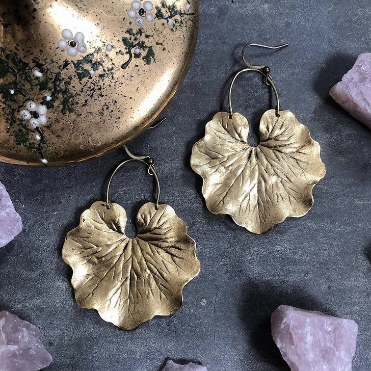 Geranium Blatt Ohrringe ~ Statement Messing Strukturierte Blätter Baumeln Handgefertigt in Philadelphia Vintage Inspirierter Schmuck Geranium Blatt Ohrringe ~ Statement Messing Strukturierte Blätter Baumeln Handgefertigt in Philadelphia Vintage Inspirierter Schmuck von GeoMetricGem