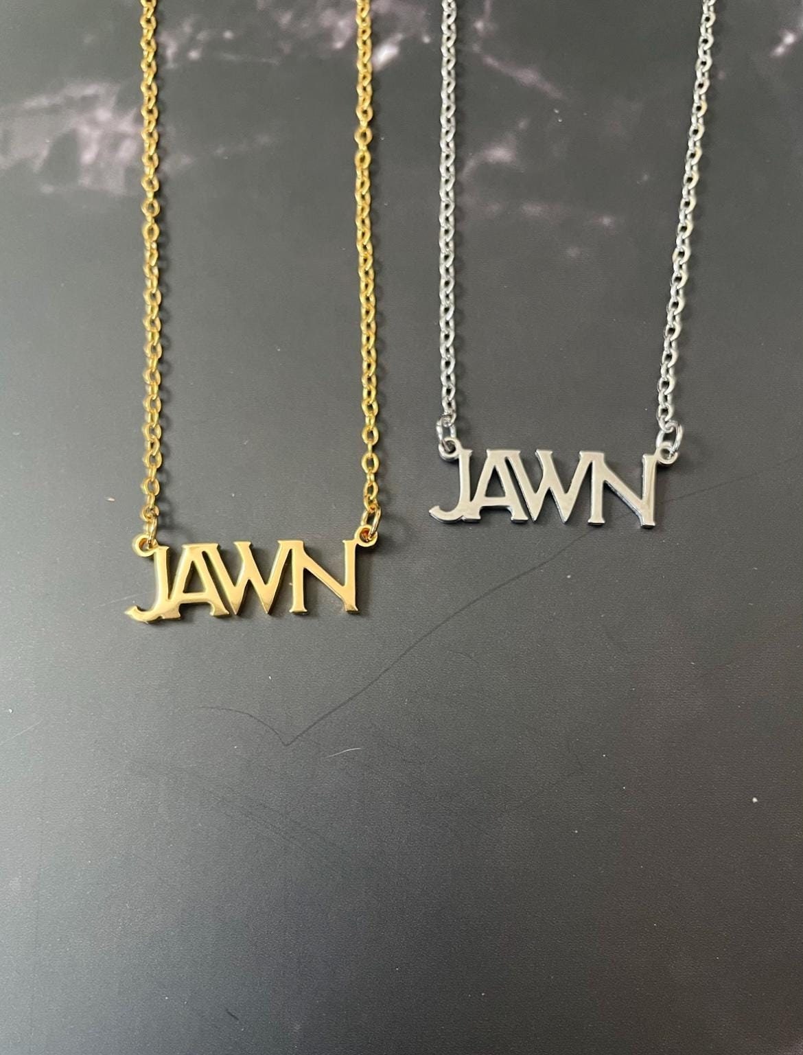 Jawn Halsketten ~ Gold Oder Silber Vergoldeter Edelstahl Zarter Charm Anhänger An Kurzer Kette Handgemacht in Philadelphia Jawn Halsketten ~ Gold Oder Silber Vergoldeter Edelstahl Zarter Charm Anhänger An Kurzer Kette Handgemacht in Philadelphia von GeoMetricGem