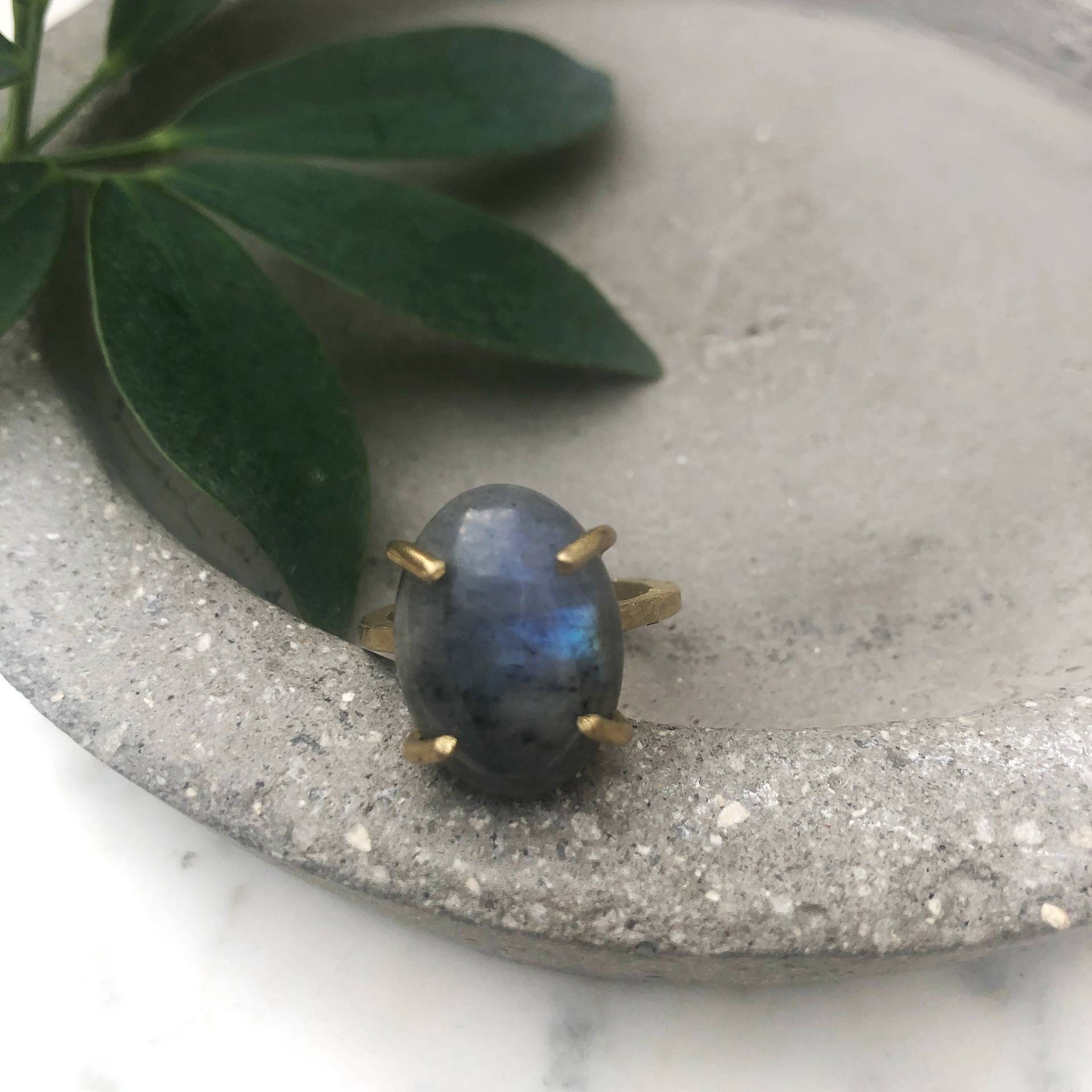 Labradorit Ring ~ Größe 5 6 7 8 9 Große Oval Erdig Grau Blau Edelstein Gold Craw Messing Einstellung Cocktail Statement Geschenk Labradorit Ring ~ Größe 5 6 7 8 9 Große Oval Erdig Grau Blau Edelstein Gold Craw Messing Einstellung Cocktail Statement Geschenk von GeoMetricGem