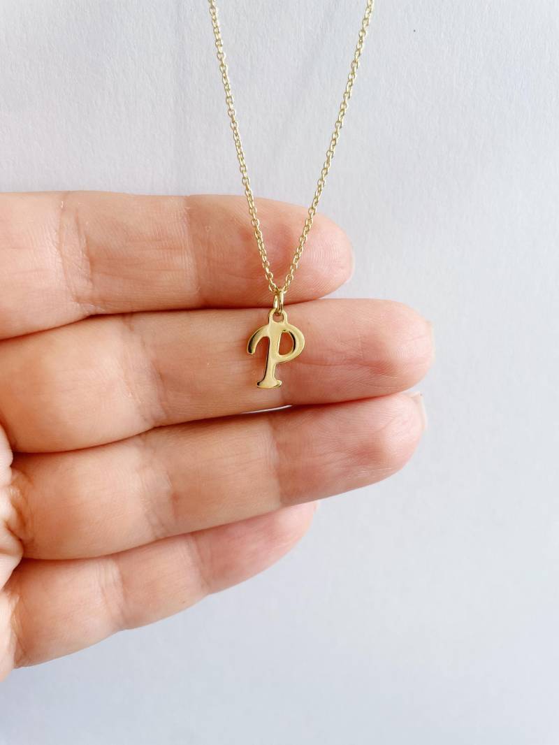 Phillies Halskette ~ Vergoldeter Edelstahl Zarter P-Charm-Anhänger An Kurzer Kette, Handgefertigt in Philadelphia Philly von GeoMetricGem